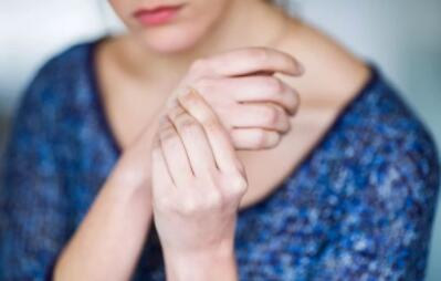 老年类风湿性关节炎有什么症状表现?